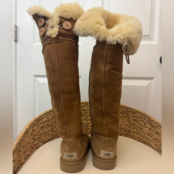 UGG Women's Cream Suede Boots with Fur Detail Size 6 - Picture 3 of 9